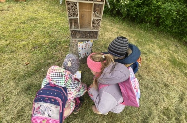 ŽIVÁ ŠKOLNÍ ZAHRADA - V 2.B slavíme Den Země