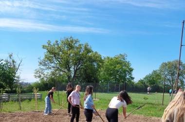 ŽIVÁ ŠKOLNÍ ZAHRADA - Jarní údržba květen 2024