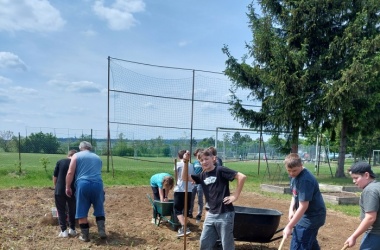 ŽIVÁ ŠKOLNÍ ZAHRADA - Jarní údržba květen 2024