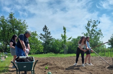 ŽIVÁ ŠKOLNÍ ZAHRADA - Jarní údržba květen 2024