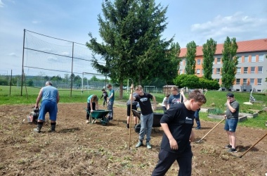 ŽIVÁ ŠKOLNÍ ZAHRADA - Jarní údržba květen 2024