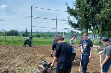 ŽIVÁ ŠKOLNÍ ZAHRADA - Jarní údržba květen 2024
