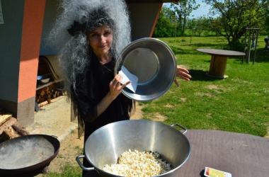 ŽIVÁ ŠKOLNÍ ZAHRADA - Družinové pálení čarodějnic