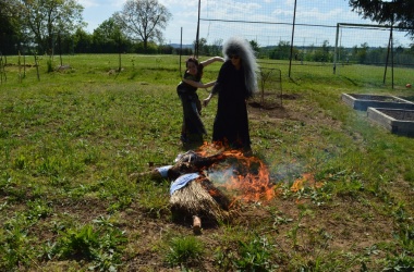 ŽIVÁ ŠKOLNÍ ZAHRADA - Družinové pálení čarodějnic