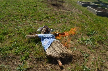 ŽIVÁ ŠKOLNÍ ZAHRADA - Družinové pálení čarodějnic