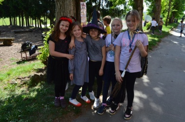 ŽIVÁ ŠKOLNÍ ZAHRADA - Družinové pálení čarodějnic