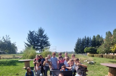 ŽIVÁ ŠKOLNÍ ZAHRADA - Tradiční sběr jablek