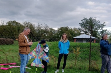ŽIVÁ ŠKOLNÍ ZAHRADA - Setkání s rodiči při tradičním pouštění draků