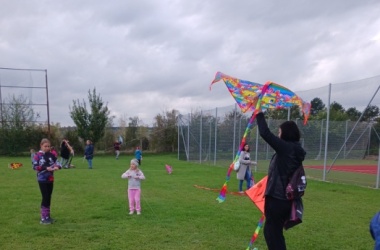 ŽIVÁ ŠKOLNÍ ZAHRADA - Setkání s rodiči při tradičním pouštění draků