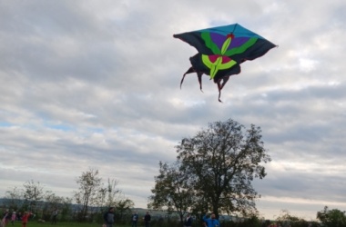 ŽIVÁ ŠKOLNÍ ZAHRADA - Setkání s rodiči při tradičním pouštění draků