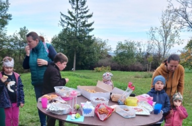 ŽIVÁ ŠKOLNÍ ZAHRADA - Setkání s rodiči při tradičním pouštění draků