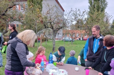 ŽIVÁ ŠKOLNÍ ZAHRADA - Setkání s rodiči při tradičním pouštění draků