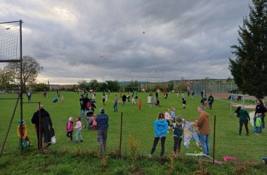 ŽIVÁ ŠKOLNÍ ZAHRADA - Setkání s rodiči při tradičním pouštění draků