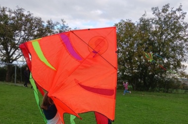 ŽIVÁ ŠKOLNÍ ZAHRADA - Setkání s rodiči při tradičním pouštění draků