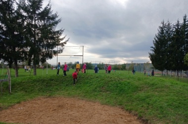 ŽIVÁ ŠKOLNÍ ZAHRADA - Setkání s rodiči při tradičním pouštění draků