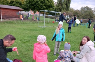 ŽIVÁ ŠKOLNÍ ZAHRADA - Setkání s rodiči při tradičním pouštění draků