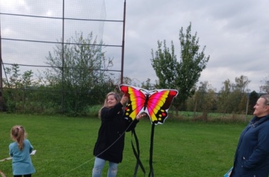 ŽIVÁ ŠKOLNÍ ZAHRADA - Setkání s rodiči při tradičním pouštění draků