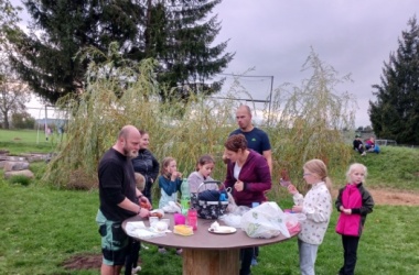 ŽIVÁ ŠKOLNÍ ZAHRADA - Setkání s rodiči při tradičním pouštění draků