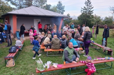 ŽIVÁ ŠKOLNÍ ZAHRADA - Setkání s rodiči při tradičním pouštění draků