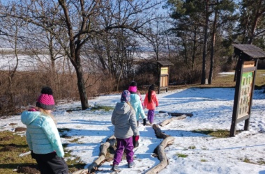ŽIVÁ ŠKOLNÍ ZAHRADA - Družina i v únoru venku!