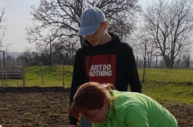 ŽIVÁ ŠKOLNÍ ZAHRADA - Údržba zahrady březen 2025