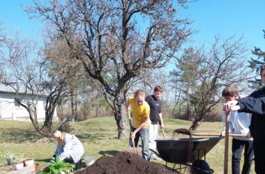 ŽIVÁ ŠKOLNÍ ZAHRADA - Údržba zahrady březen 2025