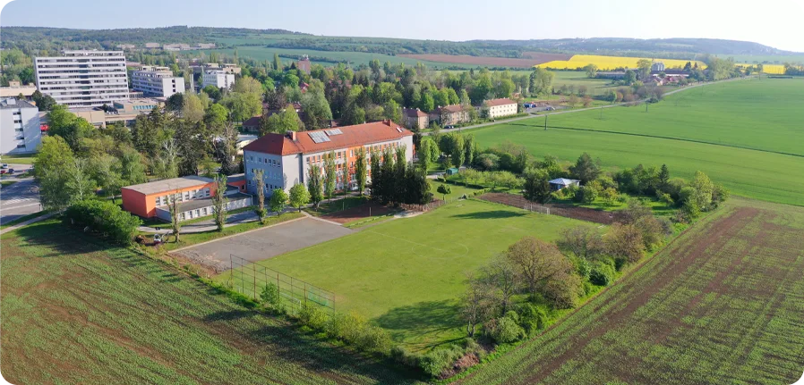 Letecký pohled na areál ZŠ Morávkova ve Vyškově